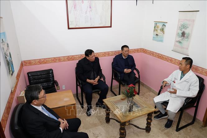 Thứ trưởng Đỗ Xuân Tuyên hỏi thăm bác sĩ châm cứu Việt Nam tại Trung tâm Châm cứu Hồ Chí Minh ở thủ đô Mexico City. Ảnh: Phi Hùng - PV TTXVN tại Mexico