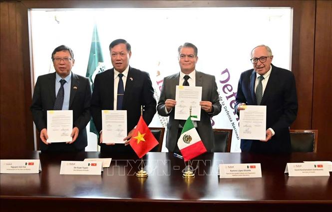 Thứ trưởng Đỗ Xuân Tuyên, Đại sứ VIệt Nam tại Mexico Nguyễn Văn Hải cùng lãnh đạo Bộ Y tế Mexico tại lễ ký kết Biên bản ghi nhớ (MoU) về hợp tác giữa bộ y tế 2 nước. Ảnh: Bộ Y tế Mexico