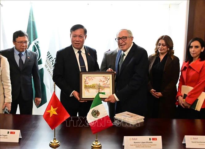 Thứ trưởng Đỗ Xuân Tuyên tặng quà lưu niệm cho Bộ trưởng Y tế Mexico David Kershenobich Stalnikowitz. Ảnh: Bộ Y tế Mexico.
