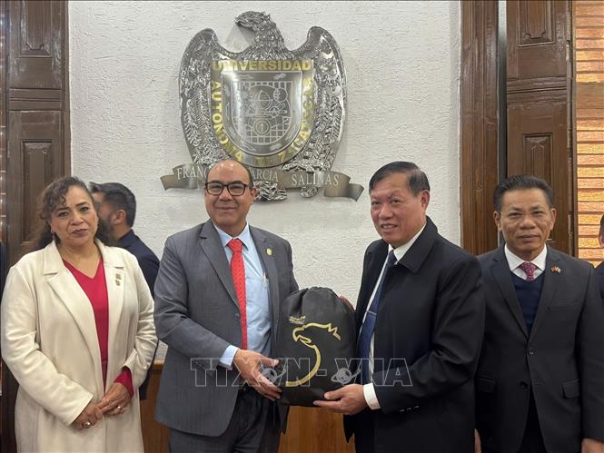 Lãnh đạo Đại học Tự trị Zacatecas tặng quà cho Thứ trưởng Đỗ Xuân Tuyên. Ảnh: Trường Đại học Tự trị Zacatecas.