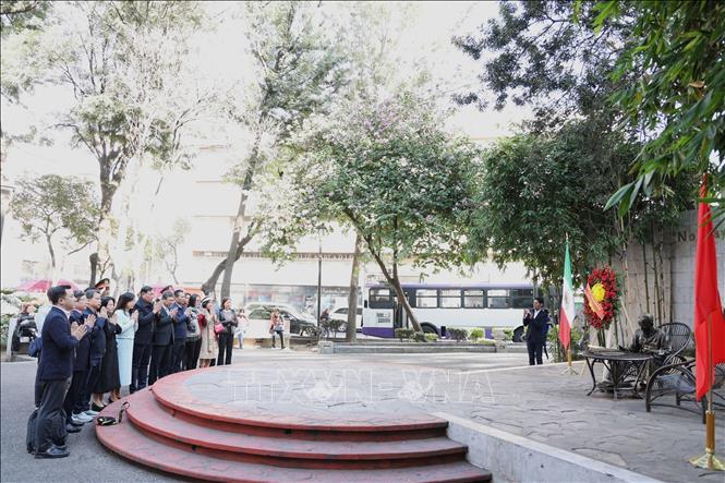 Đoàn công tác Bộ Y tế Việt Nam dâng hoa tại Khuôn viên Tượng đài Chủ tịch Hồ Chí Minh trong Công viên Tự do các dân tộc tại trung tâm thủ đô Mexico City. Ảnh: Phi Hùng - PV TTXVN tại Mexico