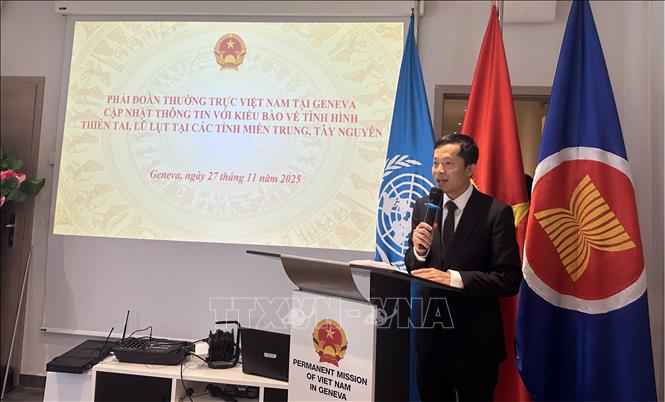 Công sứ Cung Đức Hân - Đại biện lâm thời Phái đoàn Việt Nam tại Geneva - phát biểu tại buổi gặp mặt, cung cấp thông tin tình hình trong nước và kêu gọi kiều bào đóng góp hỗ trợ đồng bào vùng lũ. Ảnh: TTXVN phát