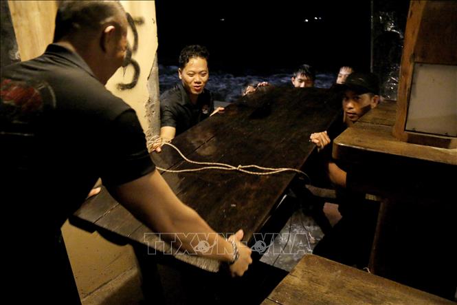 Người dân tại khu vực phường Mũi Né (Lâm Đồng) di dời tài sản ra khỏi khu vực ven biển. Ảnh: Nguyễn Thanh - TTXVN