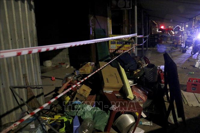 Lực lượng chức năng phường Mũi Né (Lâm Đồng) tiến hành giăng dây cảnh báo khu vực nguy hiểm. Ảnh: Nguyễn Thanh - TTXVN