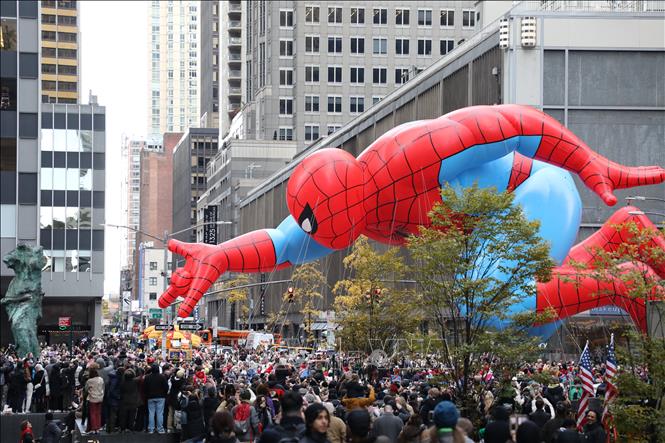 Bóng bay người nhện tại cuộc diễu hành đón lễ Tạ ơn ở New York, Mỹ, ngày 27/11/2025. Ảnh: THX/TTXVN