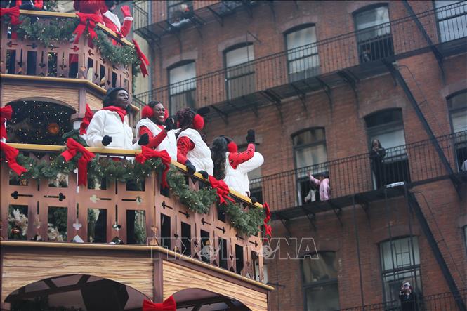 Các nghệ sĩ biểu diễn tại cuộc diễu hành đón lễ Tạ ơn ở New York, Mỹ, ngày 27/11/2025. Ảnh: THX/TTXVN