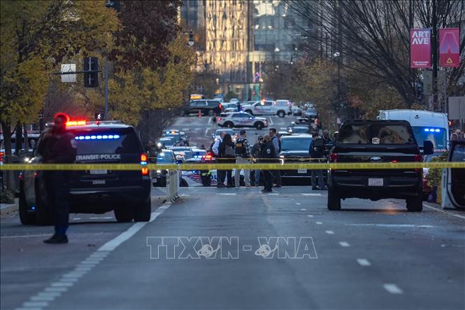 Cảnh sát phong tỏa hiện trường vụ nổ súng vào hai lính Vệ binh Quốc gia gần Nhà Trắng ngày 26/11/2025. Ảnh: THX/TTXVN