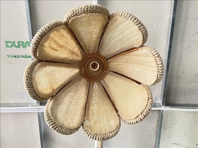 An environmental friendly lampshade made from loofah fibres and corn husks. VNA Photo: Hồng Nhung