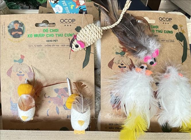 Pet toys made from natural materials such as corn husks, chicken feathers, silkworm cocoons. VNA Photo: Hồng Nhung