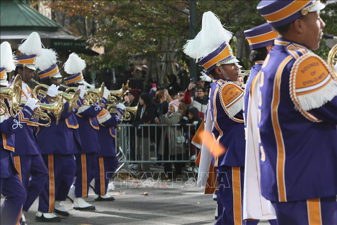 Các nghệ sĩ biểu diễn tại cuộc diễu hành đón lễ Tạ ơn ở New York, Mỹ, ngày 27/11/2025. Ảnh: THX/TTXVN
