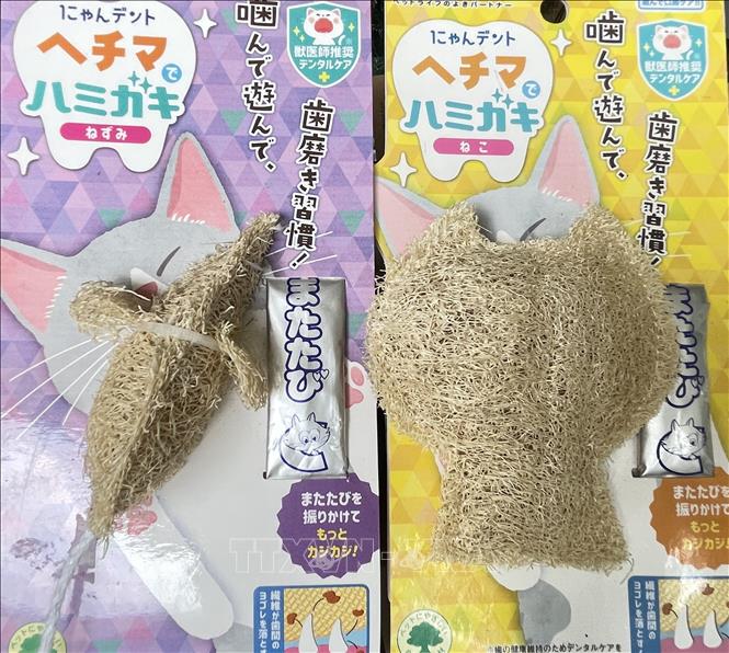 Pet toys made from loofah fibres are sold through the AEON supermarket chain and regularly exported to Japan and Korea. VNA Photo: Hồng Nhung
