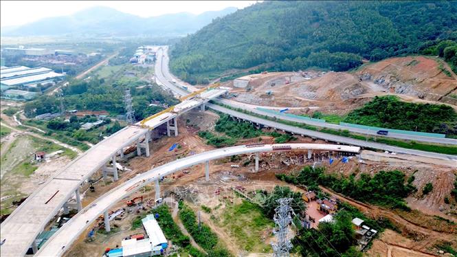 Dự án Bến cảng Liên Chiểu và tuyến đường ven biển kết nối cảng tại phường Hải Vân (thành phố Đà Nẵng) bước vào giai đoạn hoàn thiện. Ảnh: Khoa Chương - TTXVN