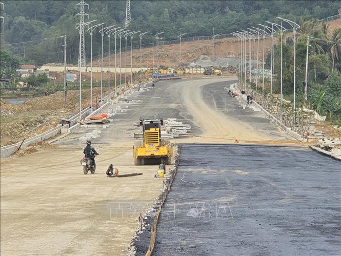 Nỗ lực thi công các hạng mục nhằm đưa Dự án Bến cảng Liên Chiểu và tuyến đường ven biển kết nối cảng tại phường Hải Vân (thành phố Đà Nẵng) về đích đúng hạn. Ảnh: Khoa Chương - TTXVN