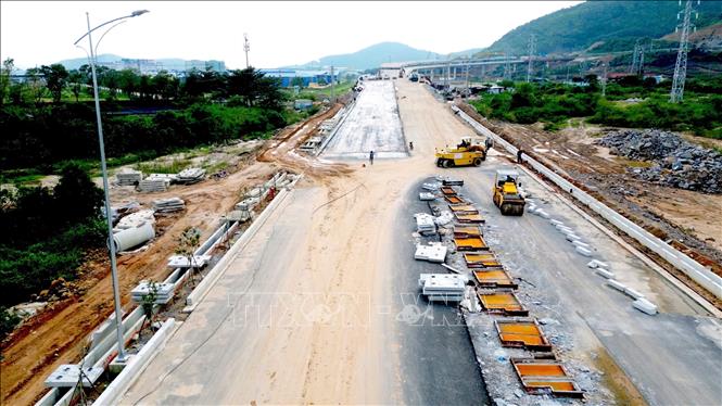 Nỗ lực thi công các hạng mục nhằm đưa Dự án Bến cảng Liên Chiểu và tuyến đường ven biển kết nối cảng tại phường Hải Vân (thành phố Đà Nẵng) về đích đúng hạn. Ảnh: Khoa Chương - TTXVN