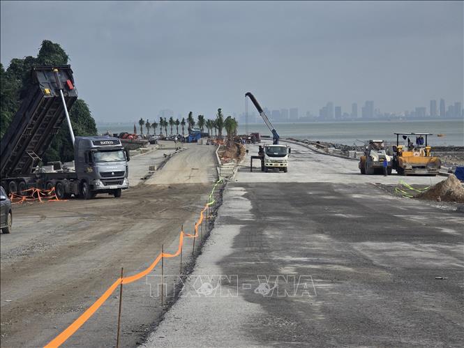 Nỗ lực thi công các hạng mục nhằm đưa Dự án Bến cảng Liên Chiểu và tuyến đường ven biển kết nối cảng tại phường Hải Vân (thành phố Đà Nẵng) về đích đúng hạn. Ảnh: Khoa Chương - TTXVN