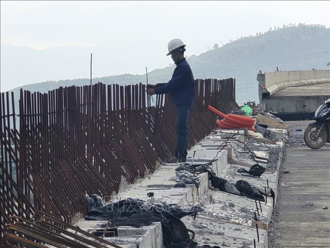 Nỗ lực thi công các hạng mục nhằm đưa Dự án Bến cảng Liên Chiểu và tuyến đường ven biển kết nối cảng tại phường Hải Vân (thành phố Đà Nẵng) về đích đúng hạn. Ảnh: Khoa Chương - TTXVN