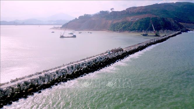 Dự án Bến cảng Liên Chiểu và tuyến đường ven biển kết nối cảng tại phường Hải Vân (thành phố Đà Nẵng) bước vào giai đoạn hoàn thiện. Ảnh: Khoa Chương - TTXVN