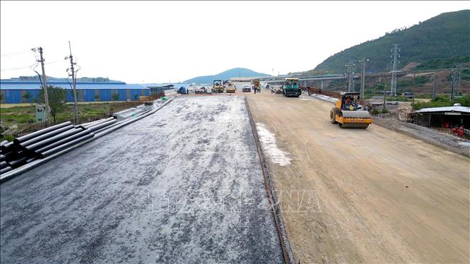 Dự án Bến cảng Liên Chiểu và tuyến đường ven biển kết nối cảng tại phường Hải Vân (thành phố Đà Nẵng) bước vào giai đoạn hoàn thiện. Ảnh: Khoa Chương - TTXVN