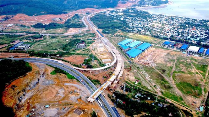Dự án Bến cảng Liên Chiểu và tuyến đường ven biển kết nối cảng tại phường Hải Vân (thành phố Đà Nẵng) bước vào giai đoạn hoàn thiện. Ảnh: Khoa Chương - TTXVN