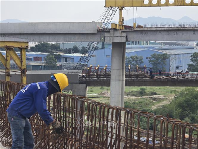 Nỗ lực thi công các hạng mục nhằm đưa Dự án Bến cảng Liên Chiểu và tuyến đường ven biển kết nối cảng tại phường Hải Vân (thành phố Đà Nẵng) về đích đúng hạn. Ảnh: Khoa Chương - TTXVN