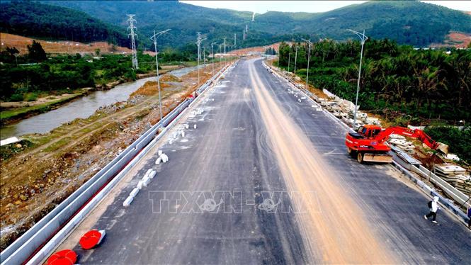 Dự án Bến cảng Liên Chiểu và tuyến đường ven biển kết nối cảng tại phường Hải Vân (thành phố Đà Nẵng) bước vào giai đoạn hoàn thiện. Ảnh: Khoa Chương - TTXVN