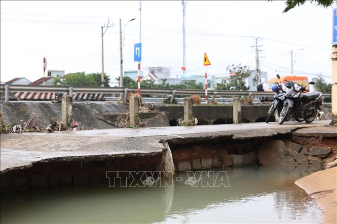 Nhiều tuyến đường giao thông ở Đắk Lắk bị sạt lở nghiêm trọng sau mưa lũ lịch sử. Ảnh: Tuấn Anh - TTXVN