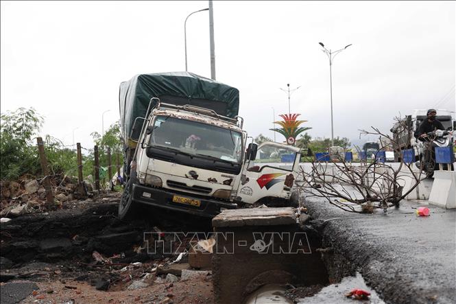 Trong cao điểm mưa lũ, một số vị trí trên quốc lộ 1A đoạn qua tỉnh Đắk Lắk ngập sâu khiến nhiều phương tiện chết máy, trôi dạt. Ảnh: Tuấn Anh - TTXVN