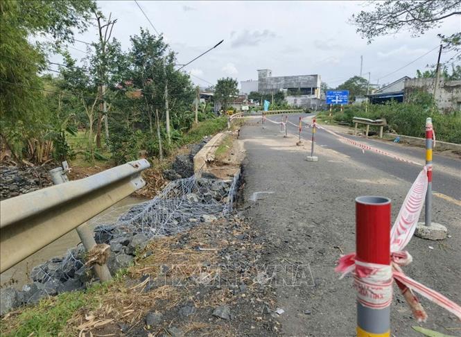 Sạt lở trên quốc lộ 29 làm tăng nguy cơ mất an toàn giao thông. Ảnh: Tuấn Anh - TTXVN