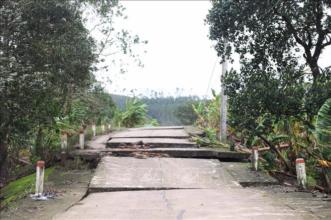 Một tuyến đường giao thông nông thôn của xã Tuy An Tây, tỉnh Đắk Lắk, bị sạt lở nghiêm trọng. Ảnh: Tuấn Anh - TTXVN