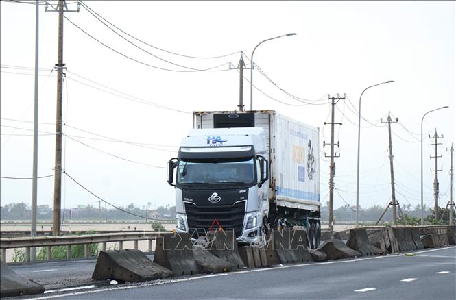 Vào cao điểm mưa lũ, một số vị trí trên quốc lộ 1A, đoạn qua phường Đông Hòa, tỉnh Đắk Lắk ngập sâu hơn 2m. Ảnh: Tuấn Anh - TTXVN