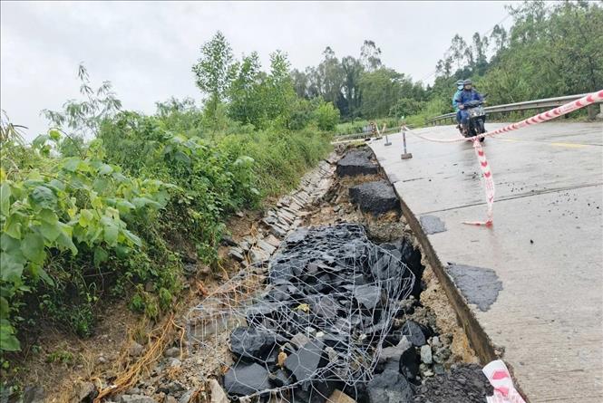 Quốc lộ 29, tuyến đường huyết mạnh nối phía Tây với phía Đông tỉnh Đắk Lắk, cũng hư hỏng nặng do mưa lũ. Ảnh: Tuấn Anh - TTXVN