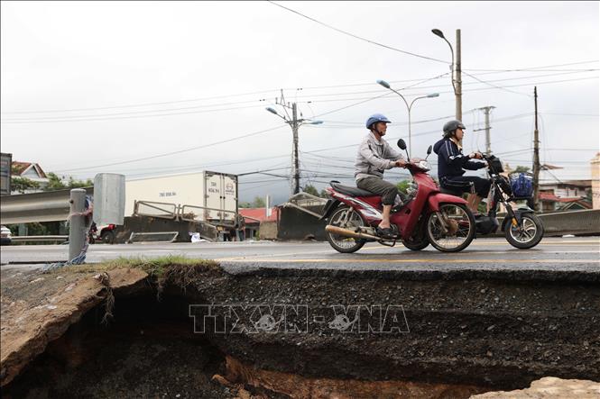 Quốc lộ 1A, đoạn qua phường Đông Hòa, tỉnh Đắk Lắk, bị hư hỏng phần lề đường. Ảnh: Tuấn Anh - TTXVN