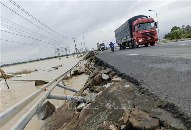 Một đoạn taluy trên quốc lộ 1A đoạn qua tỉnh Đắk Lắk bị sạt lở. Ảnh: Tuấn Anh - TTXVN