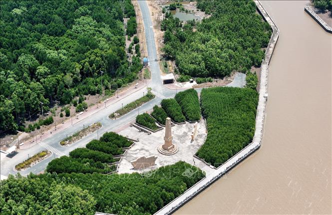 Kè chống sạt lở, bảo vệ Công trình mốc điểm cuối đường Hồ Chí Minh, gần mũi Cà Mau. Ảnh: Hồng Đạt - TTXVN