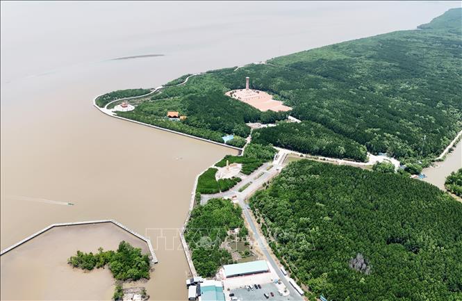 Hệ thống kè kiên cố bảo vệ mũi Cà Mau. Ảnh: Hồng Đạt - TTXVN
