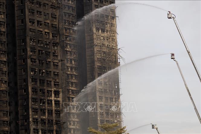 Hiện trường vụ cháy chung cư ở Hong Kong (Trung Quốc) ngày 27/11/2025. Ảnh: THX/TTXVN