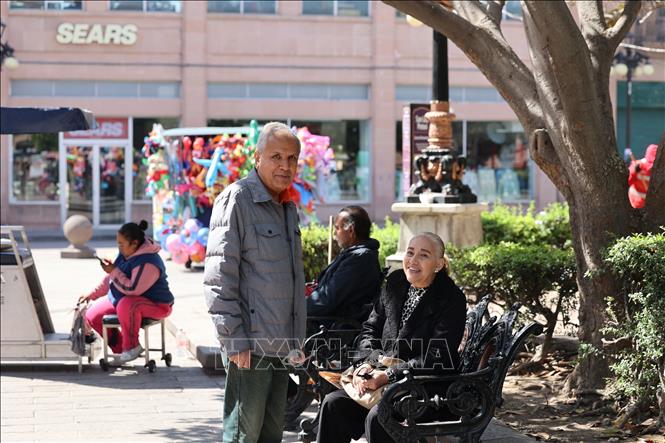 Người cao tuổi tại một công việc tại thành phố di sản San Miguel de Allende, bang miền Trung Guanajuato, Mexico. Ảnh: Phi Hùng - PV TTXVN tại Mexico