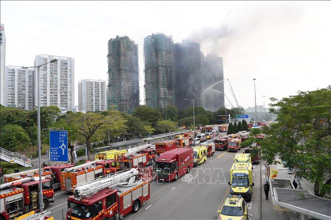 Hiện trường vụ cháy chung cư ở Hong Kong (Trung Quốc) ngày 27/11/2025. Ảnh: THX/TTXVN