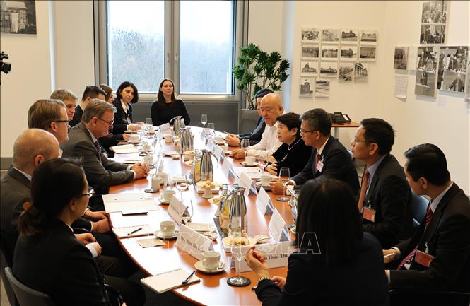 Nguyen Thuy Anh, member of the CPV Central Committee, Vice Chairwoman of its Commission for Policies and Strategies, at a meeting with Vice President of the German Bundestag Bodo Ramelow. VNA Photo: Thu Hằng