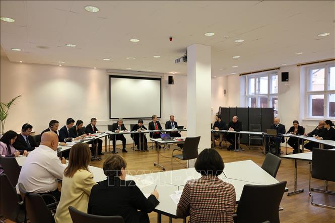 Nguyen Thuy Anh, member of the CPV Central Committee, Vice Chairwoman of its Commission for Policies and Strategies, and Maximilian Schirmer, Deputy Chairman of the Left Party, co-chair the sixth policy dialogue between the two Parties. VNA Photo: Thu Hằng