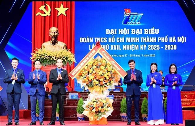 Bí thư thứ nhất Trung ương Đoàn Bùi Quang Huy tặng hoa chúc mừng Đại hội. Ảnh: Minh Đức – TTXVN