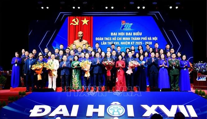 Các lãnh đạo tặng hoa chúc mừng Ban chấp hành Đoàn TNCS Hồ Chí Minh Thành phố Hà Nội lần thứ XVII, nhiệm kỳ 2025 – 2030. Ảnh: Minh Đức – TTXVN
