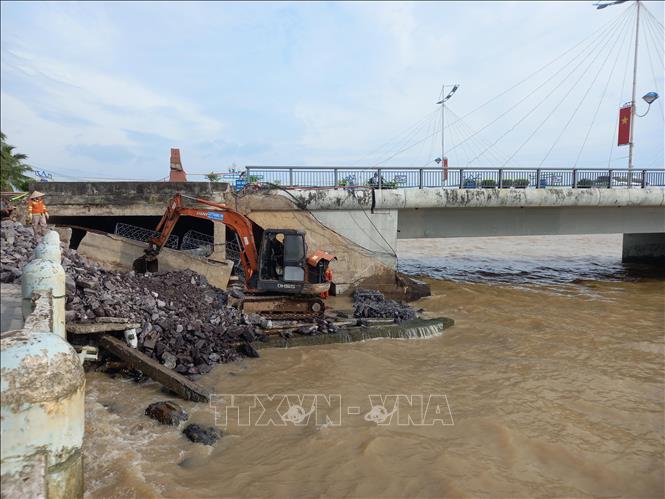 Cầu Trần Phú bắc qua sông Cái Nha Trang, sát cửa biển bị ảnh hưởng của sóng lớn trong đợt mưa lũ vừa qua. Ảnh: TTXVN phát