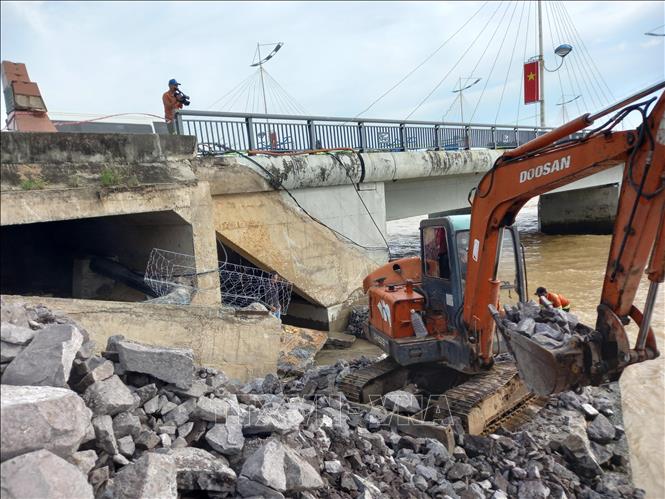 Gia cố móng chân cầu Trần Phú sáng 28/11. Ảnh: TTXVN phát