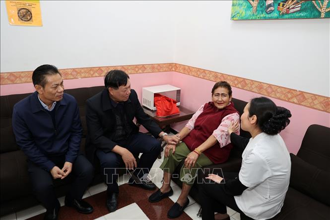 Deputy Minister of Health Do Xuan Tuyen checks pulse for a Mexican patient at the Ho Chi Minh Acupuncture Centre in Mexico city. VNA Photo: Phi Hùng
