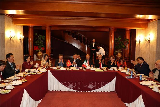 A view of the working session between the Vietnamese delegation and the Labour Party of Mexico leadership. VNA Photo: Phi Hùng 