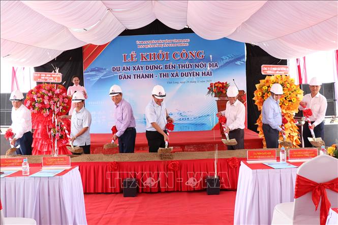 Đại biểu thực hiện nghi thức khởi công dự án. Ảnh: Thanh Hòa- TTXVN