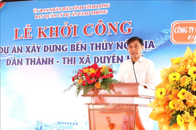 Phó Giám đốc Ban Quản lý dự án giao thông tỉnh Vĩnh Long Trương Công Minh Thiện phát biểu tại lễ khởi công. Ảnh: Thanh Hòa- TTXVN