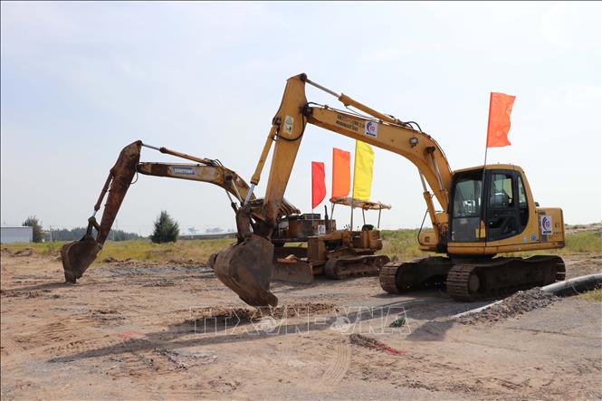 Các phương tiện động thổ tại lễ khởi công. Ảnh: Thanh Hòa- TTXVN