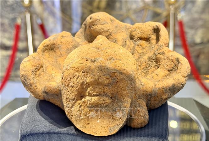 Hiện vật Đầu tượng Phật Linh Sơn Bắc, niên đại thế kỷ I - III, được công nhận bảo vật Quốc gia. Ảnh: Thanh Sang - TTXVN